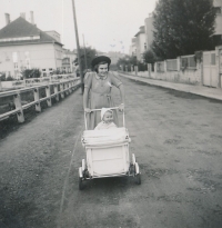 Helena Smolíková jako roční miminko, Praha-Dejvice, 1938