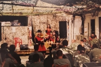 Koncert skupiny Schovanky a návštěva Václava Havla na základně Bosenská Krupa, Bosna a Hercegovina, 1999