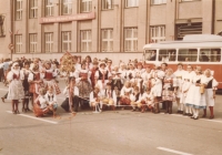 Sousedská beseda Jarboj na dožínkách v Hradci Králové v roce 1978, pamětnice uprostřed v čepci