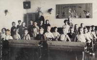 Jaroslav Losert (more on the right in the dark bag) as a first grade pupil in Kamenice, ca. 1939