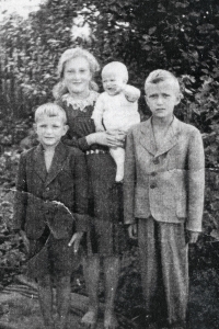 Sourozenci Losertovi – zleva Stanislav, Vlasta, Antonie, Jaroslav, 1944