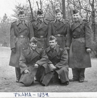 Jaroslav Losert na vojně (dřepící první zprava), Praha, cca 1954