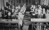 Ve škole, pamětnice v první lavici, druhá zprava, Litomyšl, okolo roku 1940
