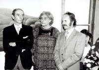 Antonín Vojtek (right) during the opening of the exhibition with friends, Vlasta Fialová in the middle