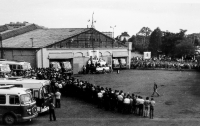 Mše svatá u vozovny ve Wroclawi (dnes Centrum Historii Zajezdnia) v době stávky na podporu stávkujících v gdaňských loděnicích. Foto: Ośrodek „Pamięć i Przyszłość“