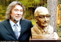 Jan Kaňák with a bust of his father Karel Kaňák