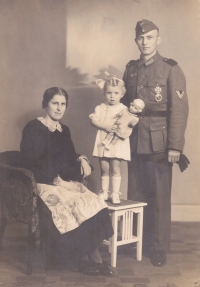 Hildegarda Stříbná s rodiči v roce 1942. Tatínek František Hanzlík, který se nechal vyfotografovat v uniformě wehrmachtu, je na dovolené z fronty