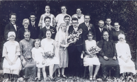 Svatba otcova bratra Antonína s Ludmilou Skokánkovou, 2. zprava v dolní řadě babička, nad ní dědeček, 20. léta Příkazy