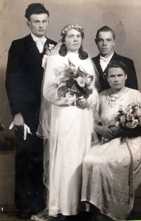 Svatba rodičů - Josefa Směšného a Boženy Zacpalové, 1942, Příkazy, zleva: otec, matka, bratr matky Jan Zacpal se ženou