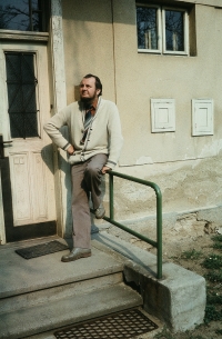 Alois Volkman u rodného domu,  60. léta