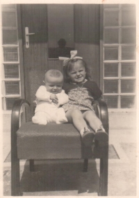 Milena Markusová se svým bratrem v Sezimově Ústí, rok 1952