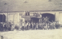 Dvůr rodinného statku v Břešťanech, okolo roku 1925