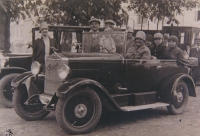 Bratři Josef (vpravo v čepici) a Karel (vlevo v čepici) Horničtí vyjeli na výlet, rok 1928