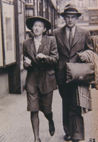 Rodiče pamětnice Milena Jansová a Josef Hornický na Václavském náměstí na jaře roku 1945