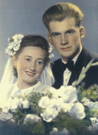 Svatební fotografie rodičů, rok 1945