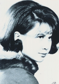 Maturitní fotka sestry Moniky Hornické, rok 1968
