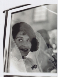 Svatební fotografie sestry Moniky, rok 1972