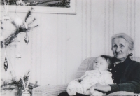 Babička Jansová s první pravnučkou Janičkou, rok 1976