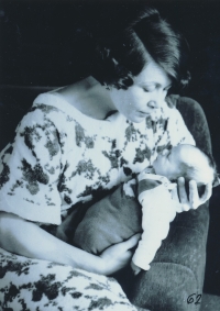 Milena Kozumplíková se synem Petrem, rok 1980