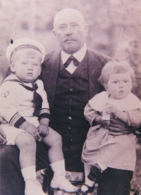 Josef Hornický I. se svými vnoučaty, cca rok 1925