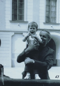 Syn Petr s dědečkem Josefem Hornickým, květen 1983