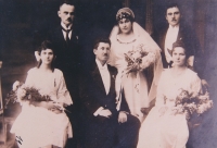 Svatební fotografie prarodičů, na které je i dědečkův bratr Karel, který hospodařil na statku ve Zlonicích 