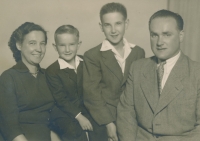Maminka Emilie, Emil, bratr Stanislav a otec Stanislav Pejša, cca 1961-1962 