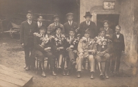 Otec Miloslavy Müllerové František Růžička (první vlevo), 20. léta