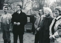 Zdeněk Bašný (second from left) in Bohnice during Olga Havlová's visit