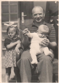 Milena Markusová se svým bratrem a otcem v Sezimově Ústí, rok 1952