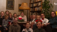 Alois Volkman (v křesle) s rodinou, syn a  snacha, dcera se zetěm a 9 vnoučat, Vánoce 2019