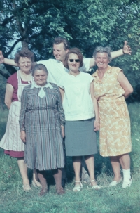 Matka, babička, manželka (Hana Volkmanová) teta Linka (sestřenice matky, Anežky), 60. léta