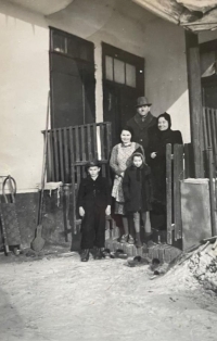 Miloslava Müllerová s rodinou na statku, Chlumec u Olešníku, 1942