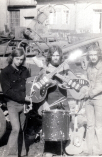 Kapela Helios před zkušebnou v Blansku, zleva: Jan Hancya, Olin Kučera, Emil Dvořák, 21. srpna 1976