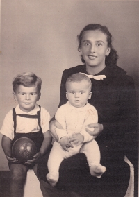 Jan Poněšický with his brother and mother