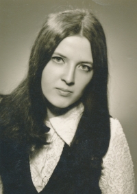 Lenka Nováková na maturitní fotografii, 1972