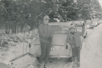 Lenka Nováková s bratrem na lyžování v Beskydech, 1965