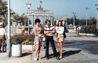 Lenka Nováková s rodinou u Braniborské brány, 1972/1973