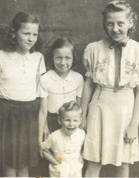 The witness in the middle, with sister Růžena (left), Marie Benešová (right) and Stanislav Vaňous (bottom), Litomyšl, 1939