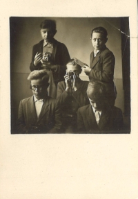 Alois Volkman (vlevo nahoře) s kamarády, cca 1948