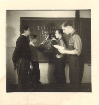 Alois Volkman (vpravo) ve škole, 1950