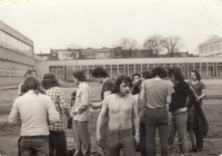 Fotbal na školním hřišti, v popředí Josef Helebrant, Prostějov, 1987