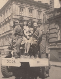 Mum Marie Hovorková, nee Belzová, with American soldiers in Pilsen