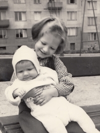 Maličký Zdeněk Hovorka se svou sestrou Zuzanou v Plzni na Slovanech přibližně v roce 1964