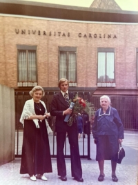 Promoce, s maminkou a babičkou, Praha, 1979