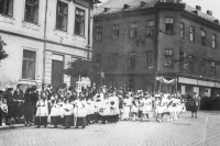 Procesí v Jihlavě v roce 1952. Ladislav Vilímek je ministrant s lampou zcela vlevo