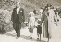 Zdeněk Cvrk se sestrou a rodiči