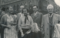 1. máj 1959, Bronislava Volková uprostřed, otec Štěpán Fischer vpravo