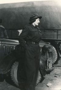 Gita Morenová, matka Bronislavy Volkové, u Dunkerque, 1944