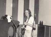 Performing in the band Po čtyřech, 80s